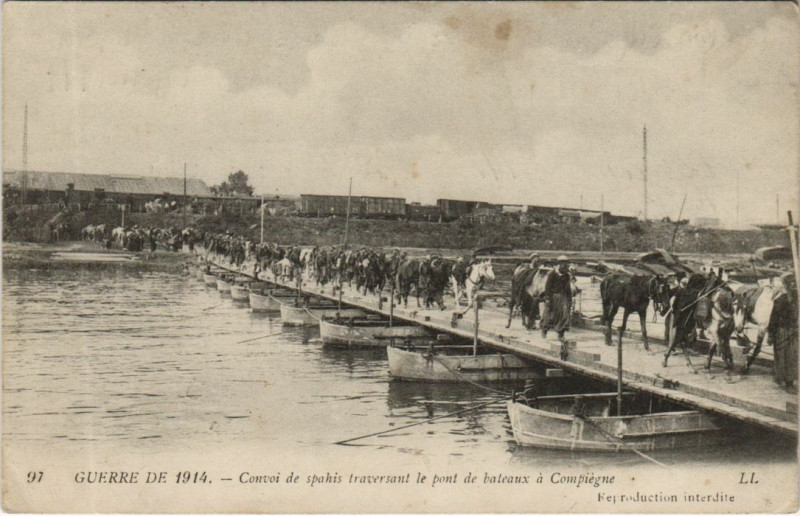 Carte postale ancienne Compiegne Convoi de Spahis Traversant le Pont de Bateaux