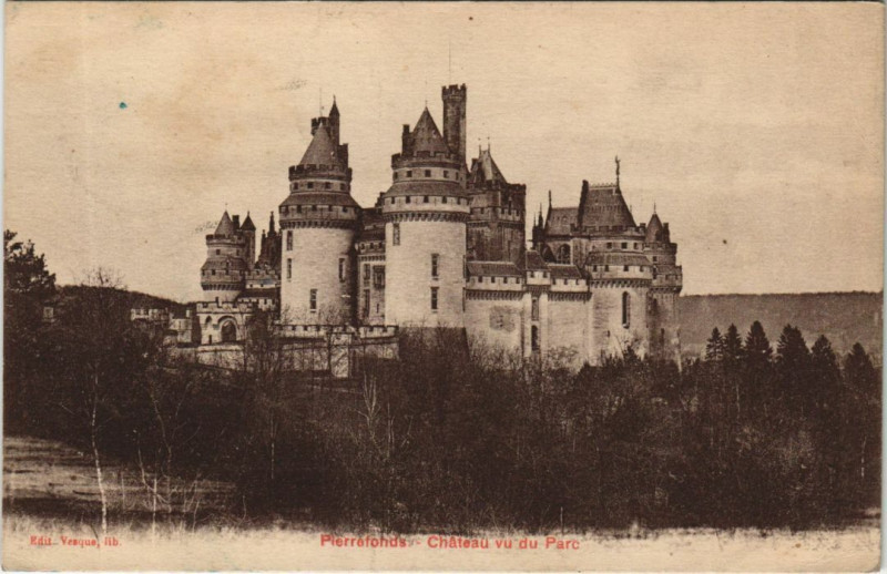 Carte postale ancienne Pierrefonds Chateau vu du Parc à Pierrefonds