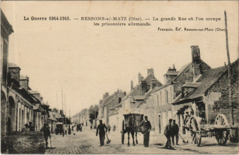 Carte postale ancienne Ressons-sur-Matz La Grande Rue - Prisonniers Allemands à Ressons-sur-Matz