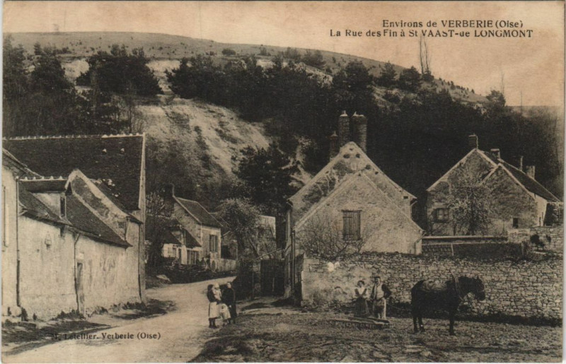Carte postale ancienne Saint-Vaast-de-Longmont La Rue des Fins a Saint-Vaast-de-Longmont à Saint-Vaast-de-Longmont