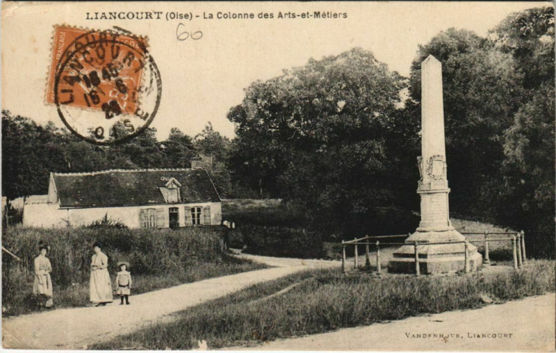 Carte postale ancienne Liancourt La Colonne des Arts-et-Metiers à Liancourt