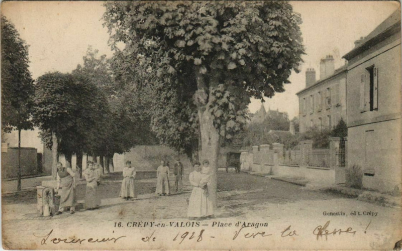 Carte postale ancienne Crepy-en-Valois Place d'Aragon