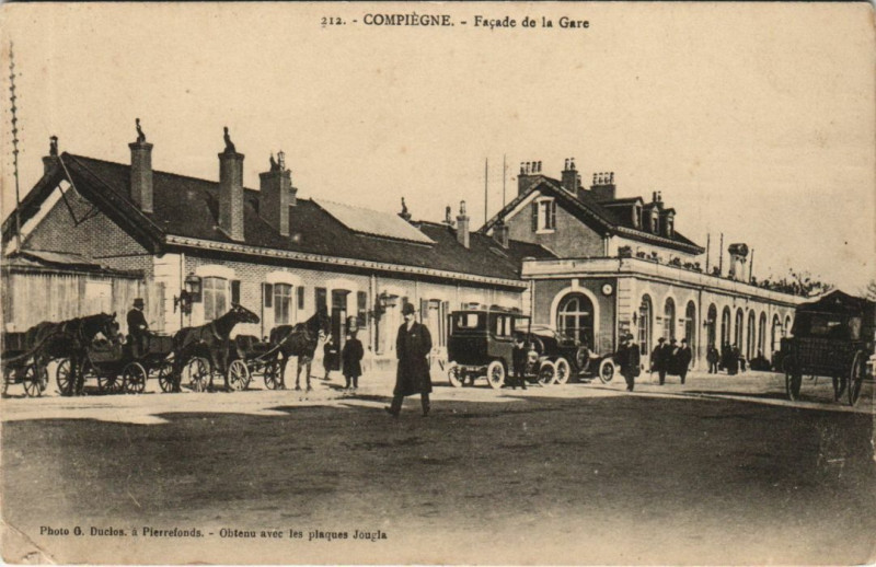 Carte postale ancienne Compiegne Facade de la Gare