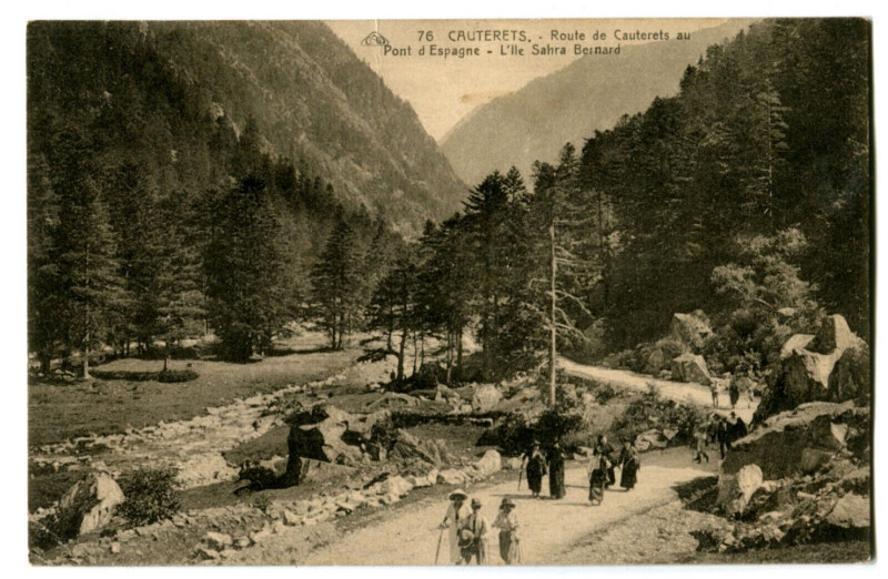 Carte postale ancienne Hautes-Pyrénées Cauterets Route de Cauterets au Pont d'Espagne animé à Cauterets