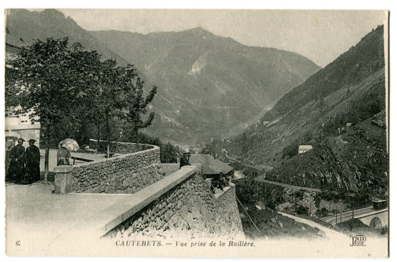 Carte postale ancienne Hautes-Pyrénées Cauterets Vue prise de la Raillère animé à Cauterets