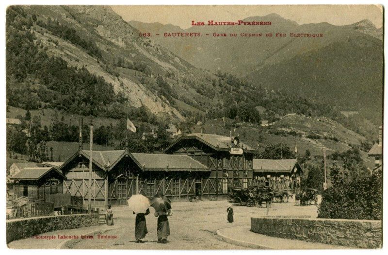 Carte postale ancienne Hautes-Pyrénées Cauterets Gare du Chemin de Fer Electrique animé calèche à Cauterets