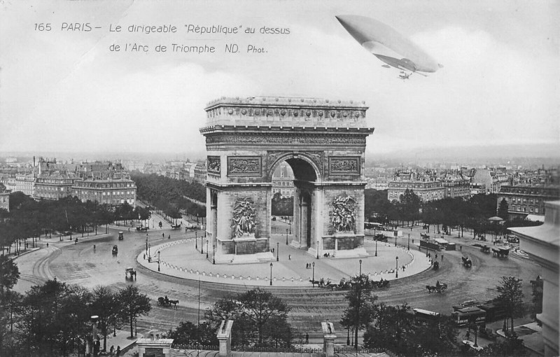 Carte postale ancienne Le dirigeable “République au dessus de l'Arc de Triomphe à Paris 8e