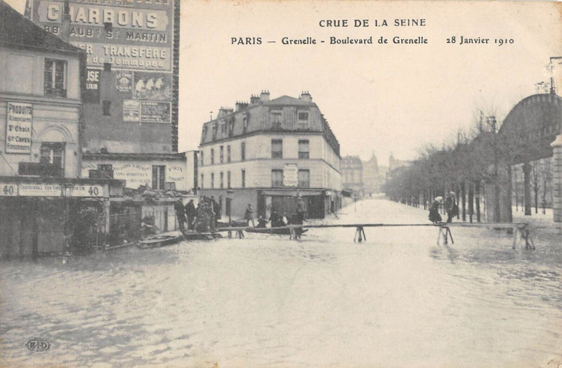 Carte postale ancienne Crue de la Seine - Grenelle - Boulevard de Grenelle - 28 Janvier 1910 à Paris 15e