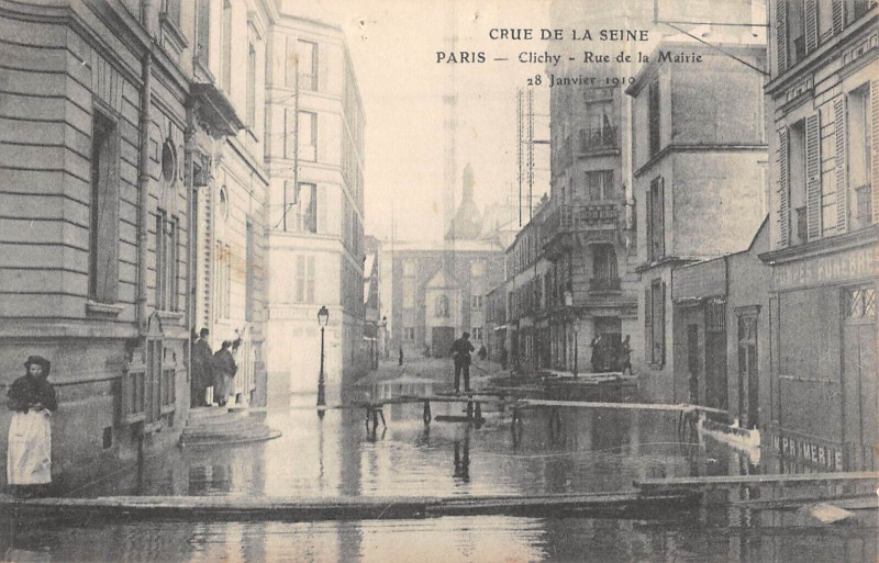 Carte postale ancienne Crue de la seine - Rue de la Mairie à Clichy