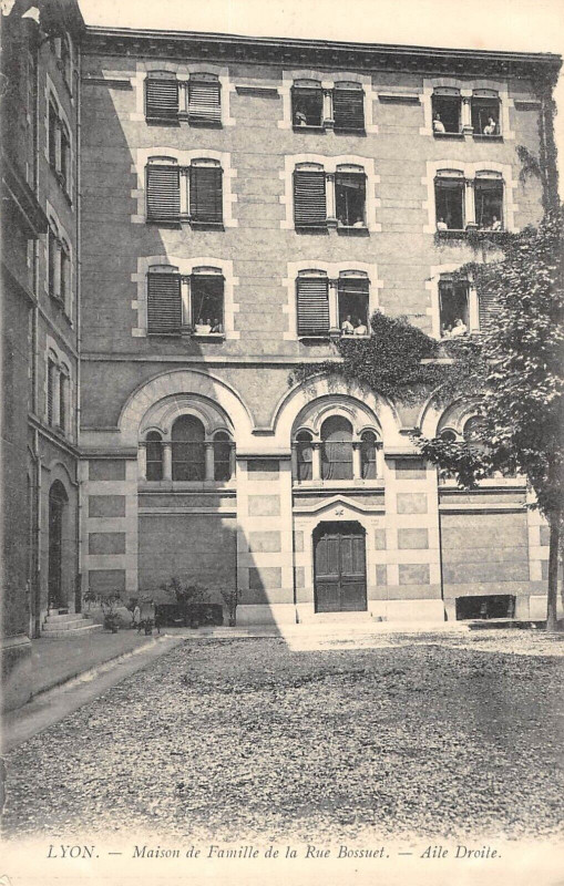 Carte postale ancienne Lyon Maison De Famille De La Rue Bossuet à Lyon