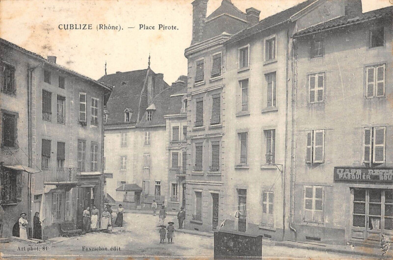 Carte postale ancienne Cublize Place Pirote à Cublize