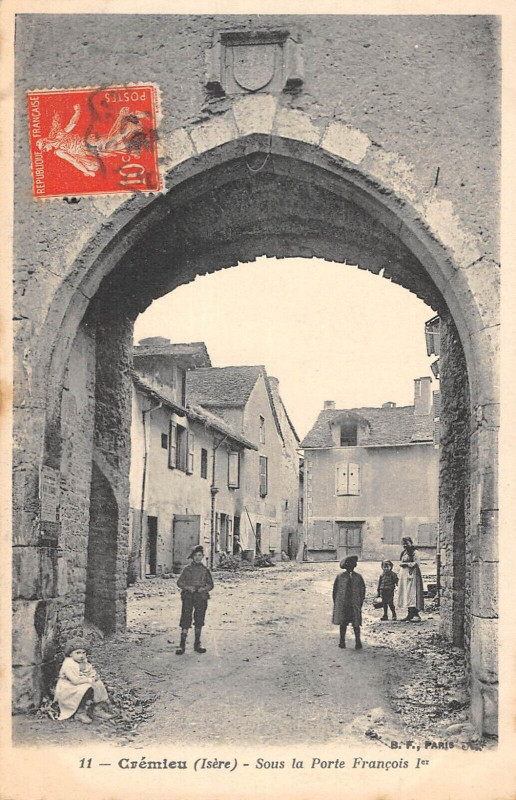Carte postale ancienne Cremieu Sous La Porte Francois 1ER