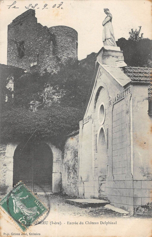 Carte postale ancienne Cremieu Entree Du Chateau Delphinal