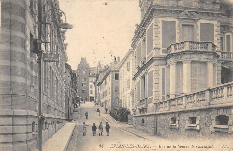 Carte postale ancienne Evian Rue De La Source De Clermont à Clermont