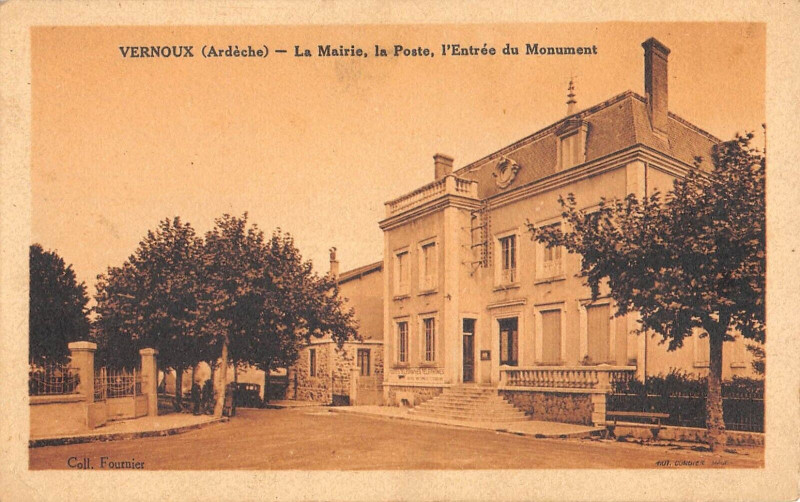 Carte postale ancienne Vernoux La Mairie Poste Entree Du Monument