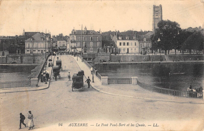 Carte postale ancienne Auxerre Le Pont Paul Bert Et Quais à Auxerre
