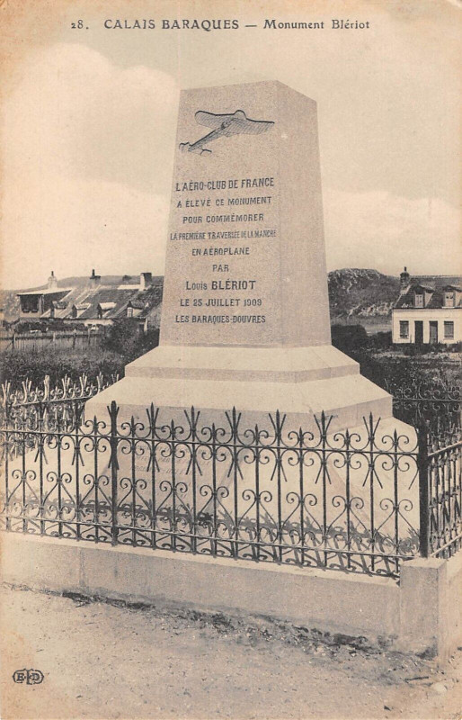 Carte postale ancienne Calais Baraques Monument Bleriot à Calais