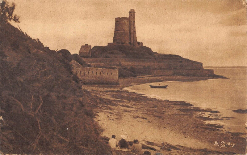 Carte postale ancienne Saint Vaast La Hougue La Hougue à Saint-Vaast-la-Hougue