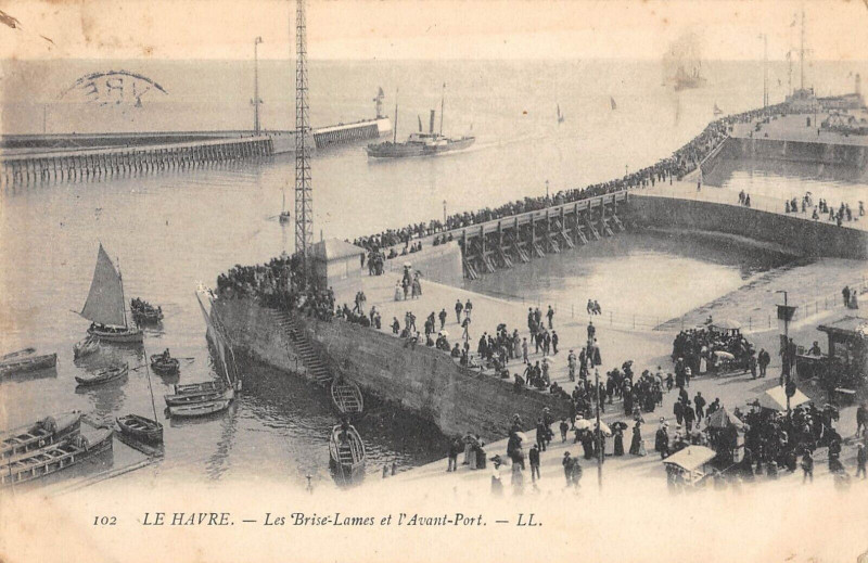 Carte postale ancienne Le Havre Les Brise Lames Et L'Avant Port au Havre