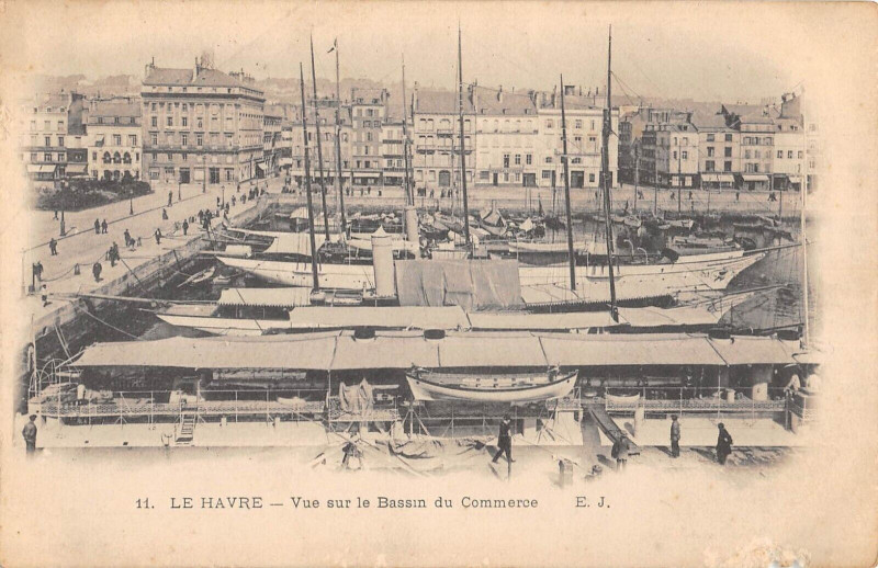 Carte postale ancienne Le Havre Vue Sur Le Bassin De Commerce au Havre