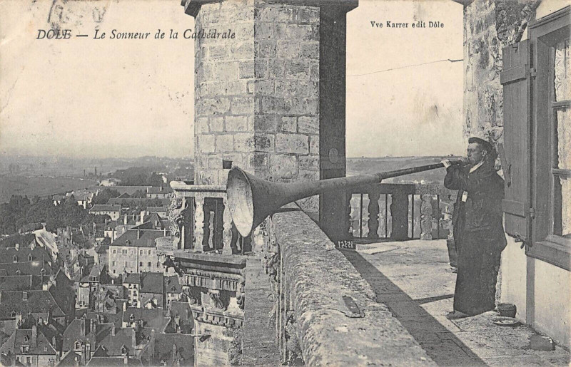 Carte postale ancienne Dole Le Sonneur De La Cathedrale à Dole