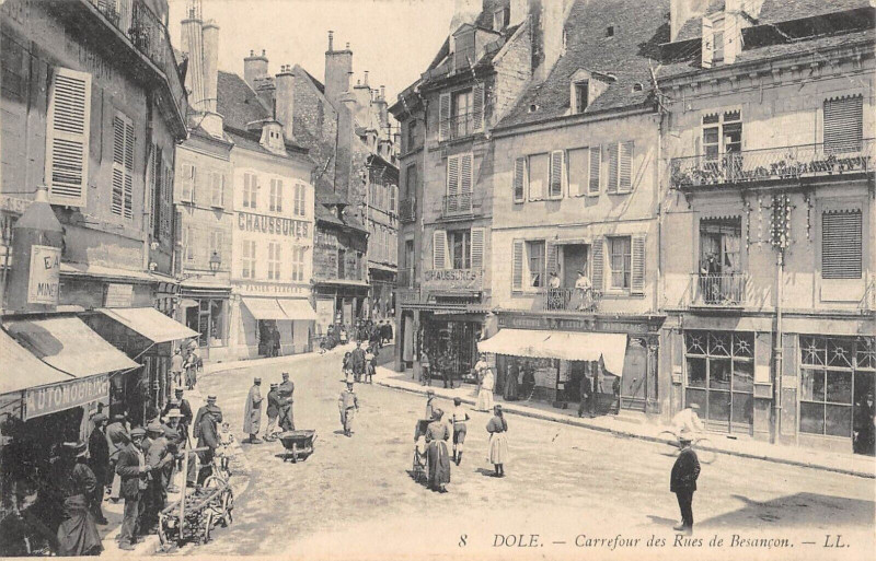Carte postale ancienne Dole Carrefour Des Rues De Besancon à Dole