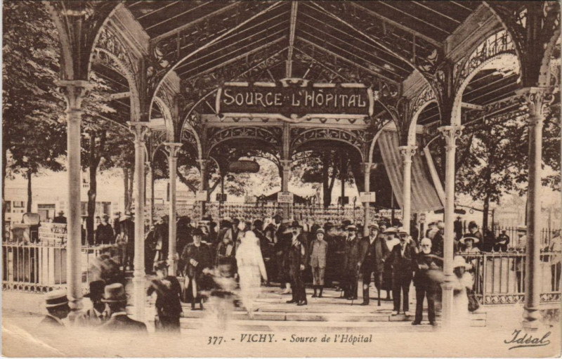Carte postale ancienne Vichy Source de l'Hopital à Vichy