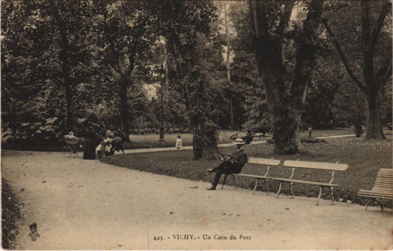 Carte postale ancienne Vichy un Coin du Parc à Vichy
