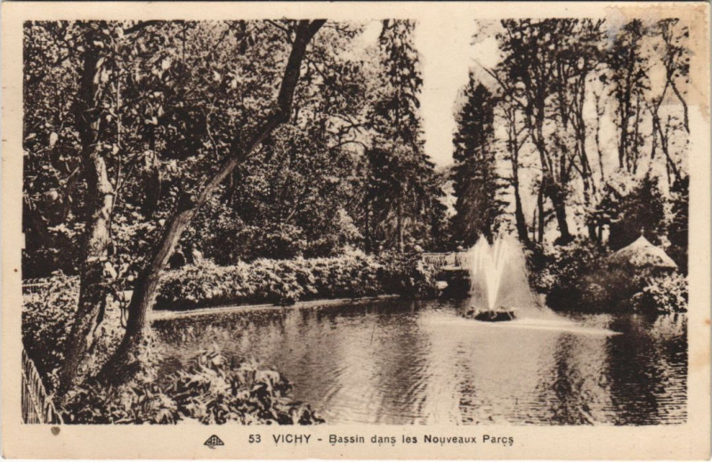 Carte postale ancienne Vichy bassin dans les nouveaux parcs à Vichy