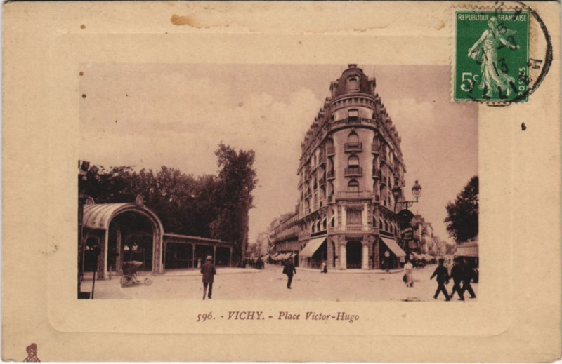 Carte postale ancienne Vichy Place Victor Hugo à Vichy