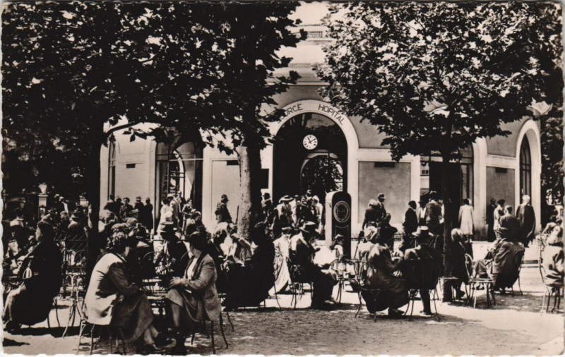 Carte postale ancienne Vichy Source de l'Hopital à Vichy