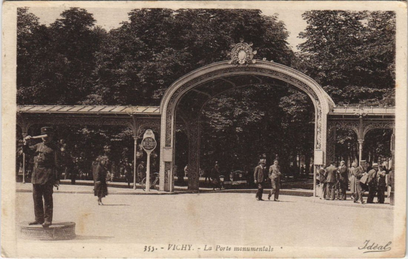 Carte postale ancienne Vichy Porte Monumentale à Vichy