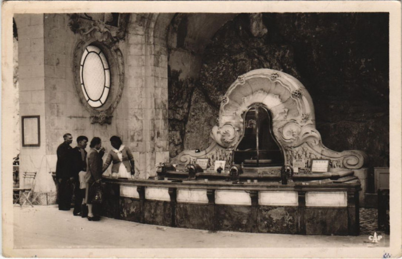 Carte postale ancienne Vichy Source des Celestins à Vichy