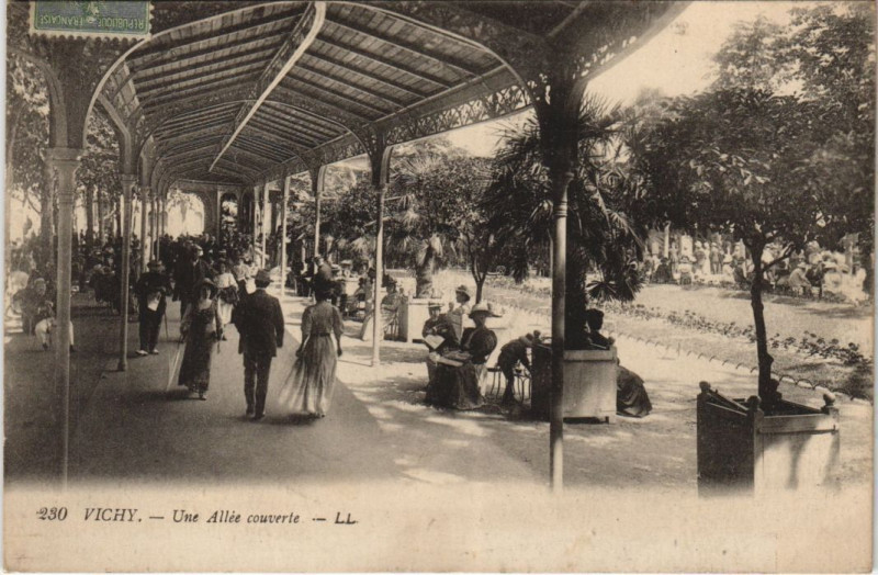 Carte postale ancienne Vichy Une allee Couverte à Vichy