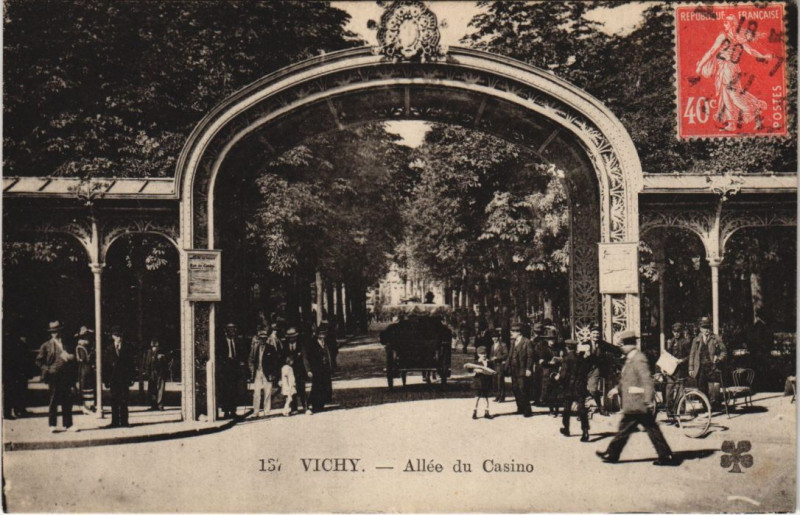 Carte postale ancienne Vichy Allee du Casino à Vichy