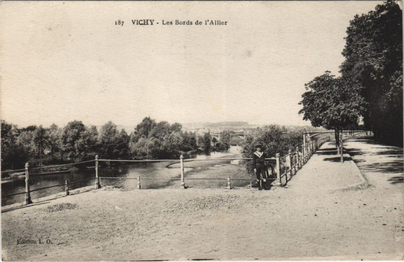 Carte postale ancienne Vichy Les Bords de l'Allier à Vichy