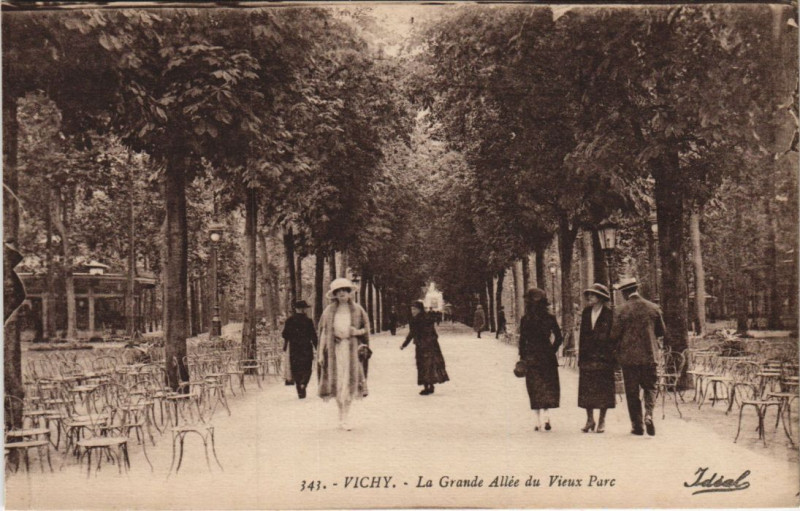 Carte postale ancienne Vichy Grande Allee du Parc à Vichy