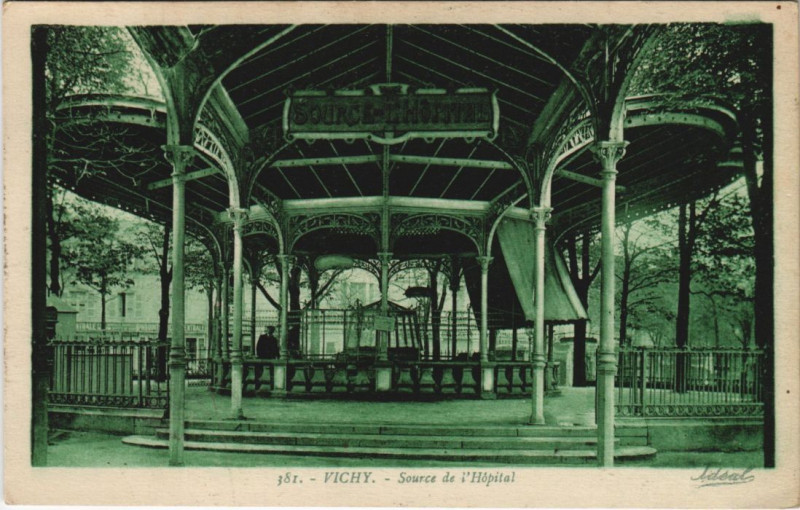 Carte postale ancienne Vichy Source de l'Hopital à Vichy