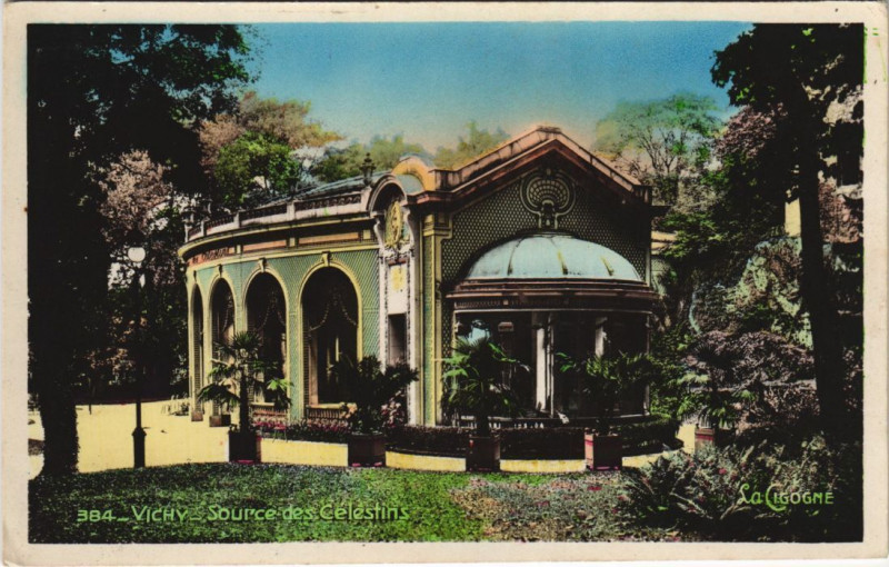 Carte postale ancienne Vichy Source des Celestins à Vichy