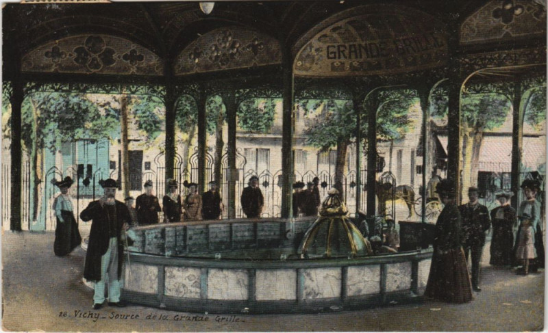 Carte postale ancienne Vichy Source de la Grande Grille à Vichy