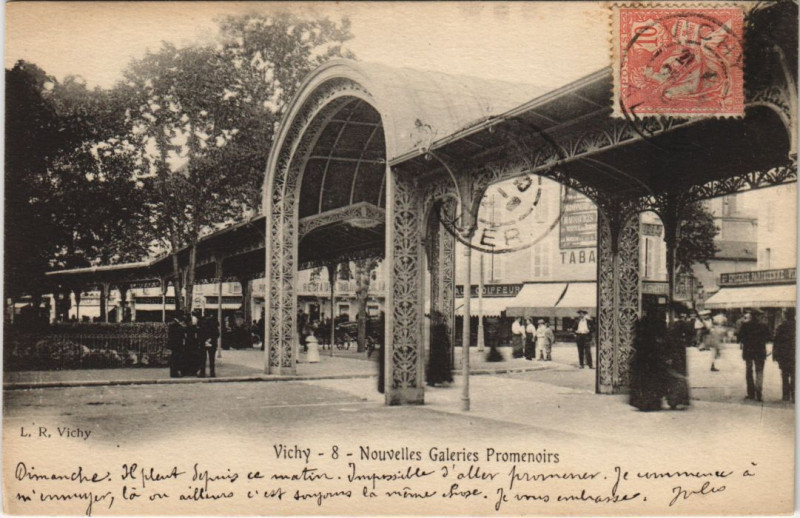Carte postale ancienne Vichy Nouvelles Galeries Promenoirs à Vichy