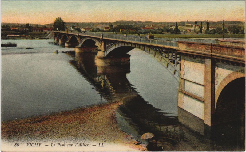 Carte postale ancienne Vichy Pont sur l'Allier à Vichy