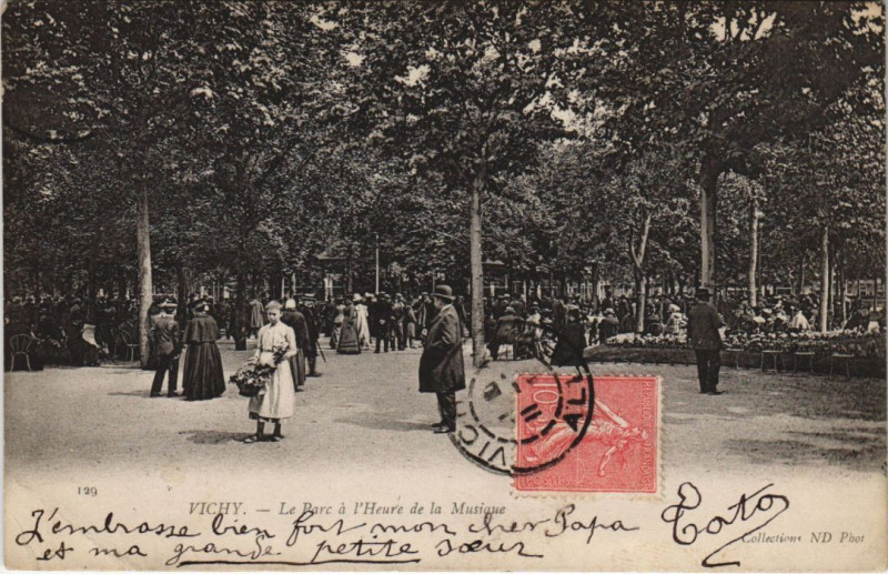 Carte postale ancienne Vichy Le Parc a l'heure de la Musiques à Vichy