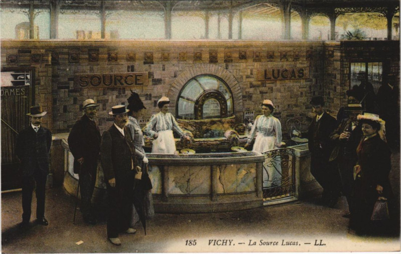 Carte postale ancienne Vichy Source Lucas à Vichy
