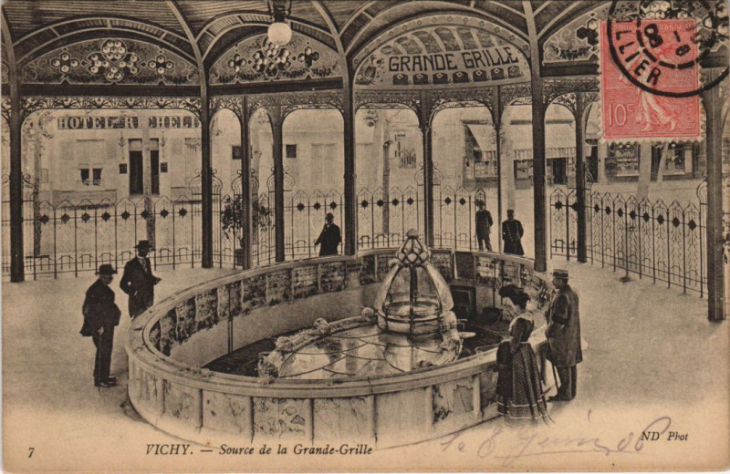 Carte postale ancienne Vichy Source de la Grande Grille à Vichy