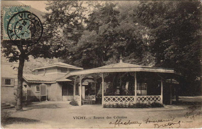 Carte postale ancienne Vichy Source des Celestins à Vichy