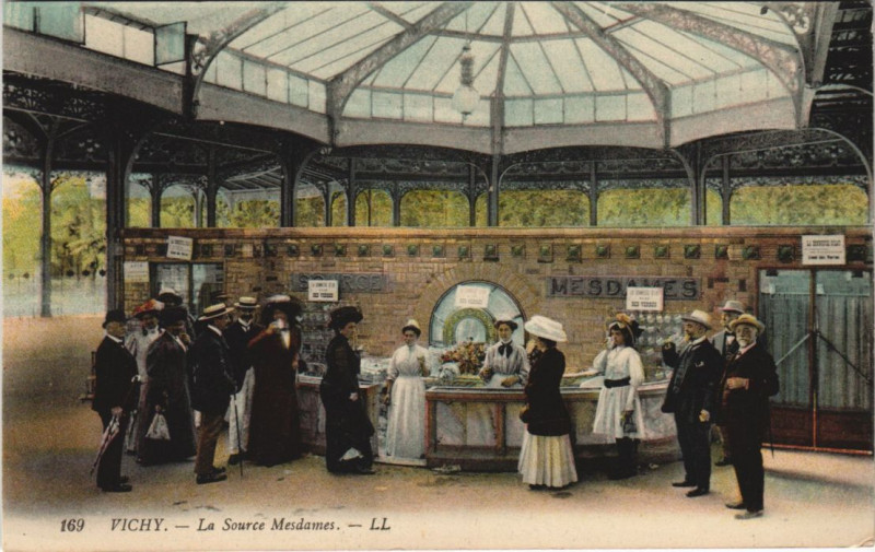 Carte postale ancienne Vichy Source Mesdames à Vichy