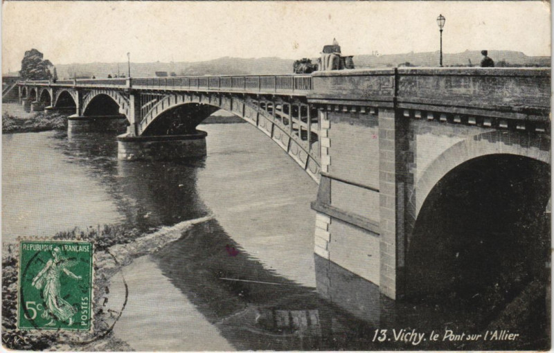 Carte postale ancienne Vichy Pont sur l'Allier à Vichy