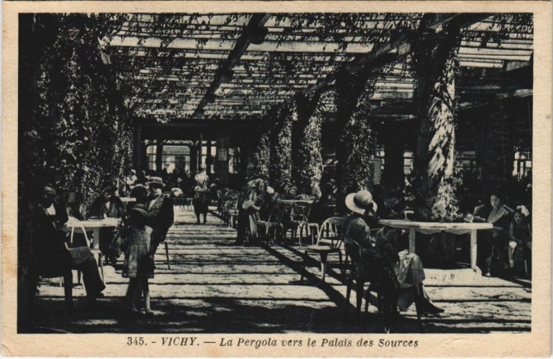 Carte postale ancienne Vichy La Pergola vers le Palais des Sources à Vichy
