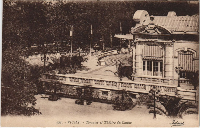 Carte postale ancienne Vichy Terrasse et Theatre du Casino à Vichy
